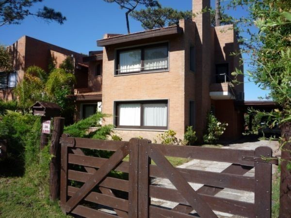 Hermosa casa para alquilar a tres cuadras del mar en Pinares.